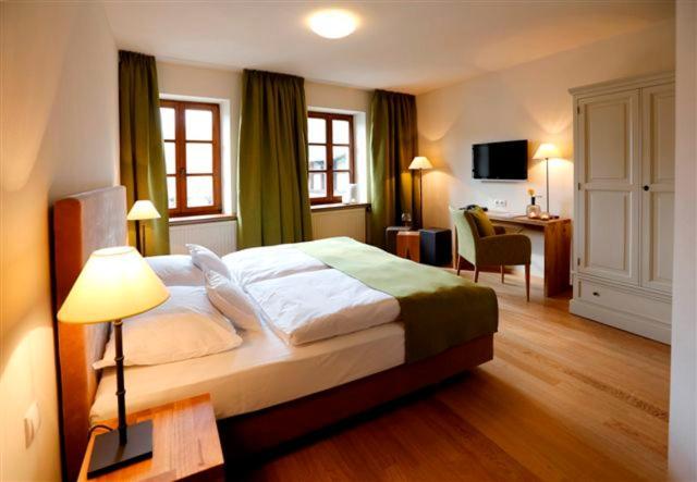 Weinkastell Zum Weissen Ross Hotel Kallstadt Luaran gambar